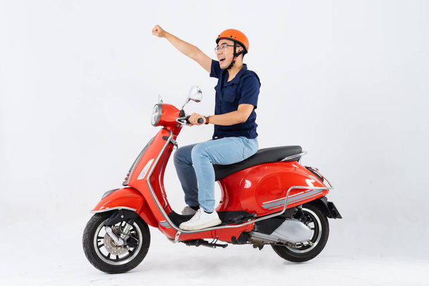 kokovartalokuva miehestä, jolla on kampaaja ja joka ajaa moottoripyörää - Valokuva, kuva