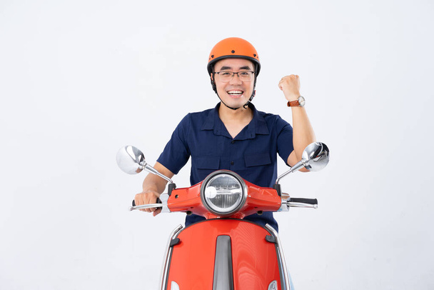 een man met een helm en een motorfiets - Foto, afbeelding
