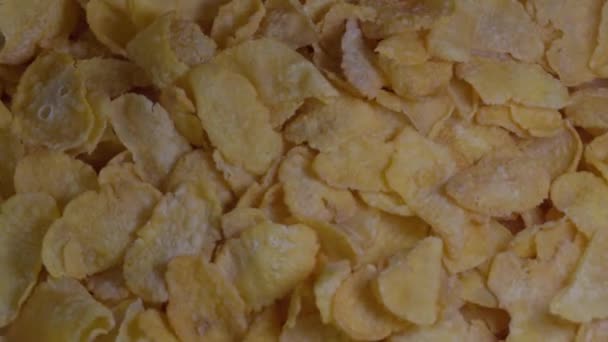 Close-up van Corn Flakes spinnen, krokante cornflakes, gezond eten, Top view - Video