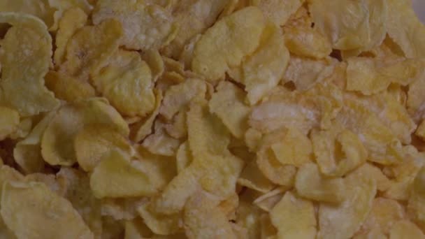 Close-up van Corn Flakes spinnen, krokante cornflakes, gezond eten, Top view - Video