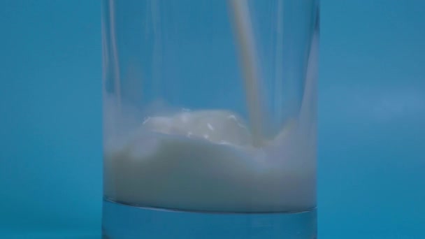 Vierta la leche en el vaso, la leche es una bebida rica en proteínas, beber todos los días para una buena salud, concepto de productos lácteos. - Imágenes, Vídeo