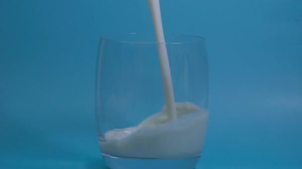 Versare il latte nel bicchiere, Il latte è una bevanda ricca di proteine, bere ogni giorno per una buona salute, Concetto di prodotti lattiero-caseari. - Filmati, video