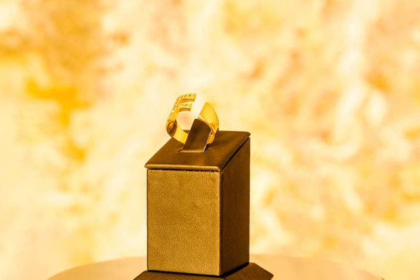 ювелирные изделия из золота и бриллиантов - Фото, изображение