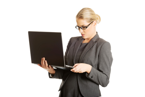 Businesswoman holding a laptop - Foto, afbeelding