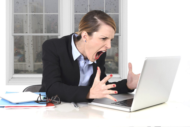 オフィス コンピューター上の作業でストレスで怒っている若い実業家 - 写真・画像
