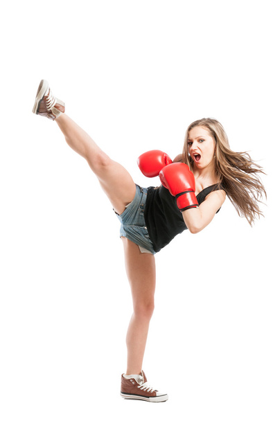Sexy vrouwelijke vechter schoppen hoog met het been - Foto, afbeelding