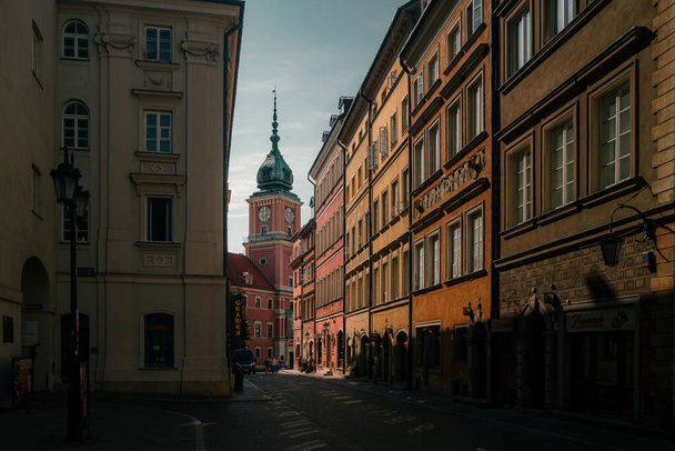 Королевский замок (Замек Кролевский) в Варшаве. Вид с улицы Шветовской. Часы на башне замка - Фото, изображение