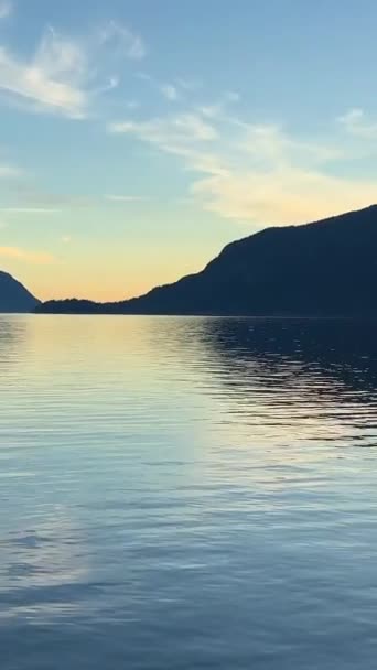 Antecedentes de la agencia de viajes Porteau Cove Provincial Park Sunset city inmerso en el agua reflejada en el Océano Pacífico creando imagen espejo La cámara  - Metraje, vídeo