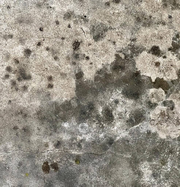 Kirli beton bir duvarın bir sürü küçük deliklerle dolu beton bir yüzey içinde bir sürü küçük deliklerle dolu.. - Fotoğraf, Görsel