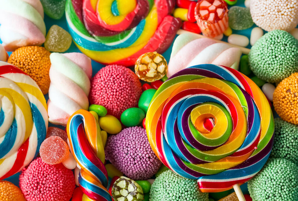 Piruletas coloridas y dulces redondos de diferentes colores. Vista superior. - Foto, Imagen