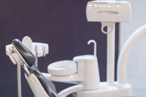 Chaise de dentiste dans une clinique dentaire moderne - Photo, image