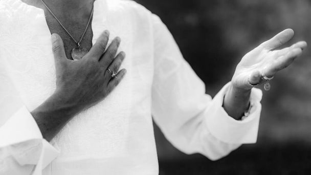 Duchowy Uzdrowiciel Wyrażając Uczciwość rękoma  - Zdjęcie, obraz