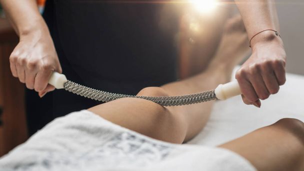 Massagem anti-celulite na coxa com um rolo de metal - Foto, Imagem