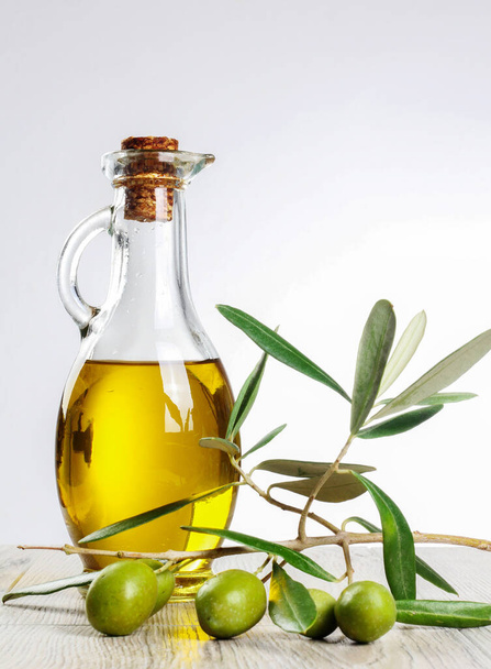 Huile d'olive fraîche et verte isolée
. - Photo, image