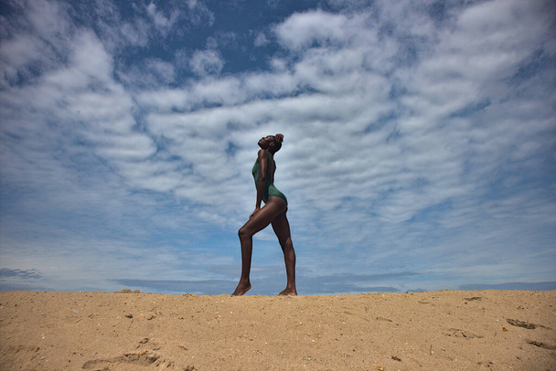 Мирный момент, когда африканская женщина наслаждается пейзажем, поцелованным солнцем - Фото, изображение