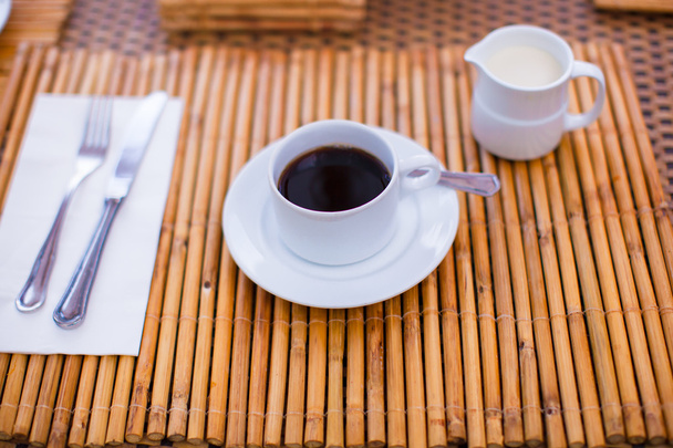 Вкусный и вкусный кофе с молоком на завтрак в открытом кафе
 - Фото, изображение