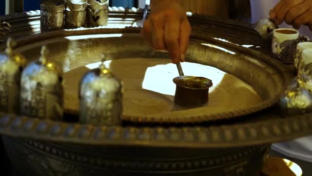 Perinteisen turkkilaisen kahvin valmistusprosessi - Materiaali, video
