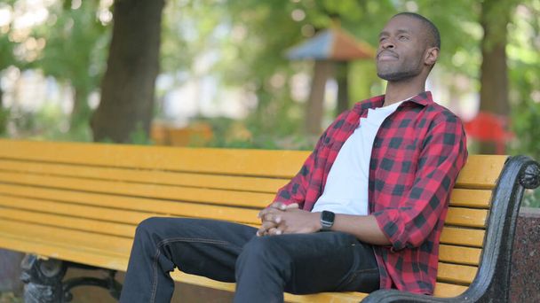 Sentado Jovem Africano Homem Deixando Banco no Parque - Foto, Imagem