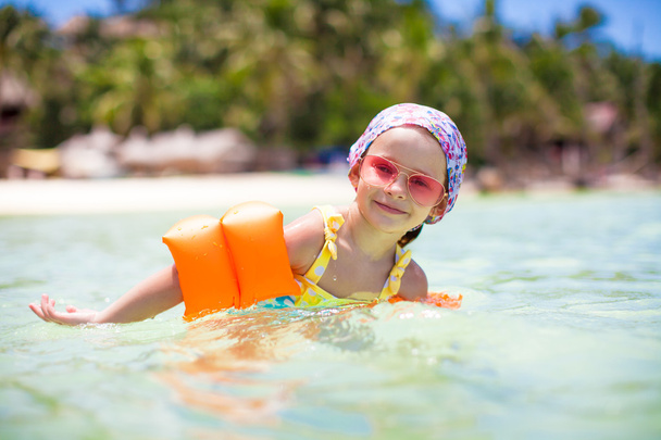 entzückendes kleines Mädchen schwimmt im klaren Meer - Foto, Bild