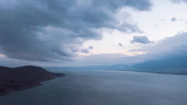 Auringonnousu maisema Erhai Lake ja Cangshan Mountain Dali, Yunnan, Kiina. - Materiaali, video