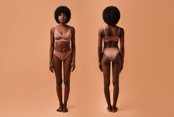 Ritratto di una giovane donna afro-americana in lingerie beige in posa su sfondo beige. Il concetto di cura della pelle, cosmetologia e trattamenti termali. Vista anteriore e posteriore. - Foto, immagini