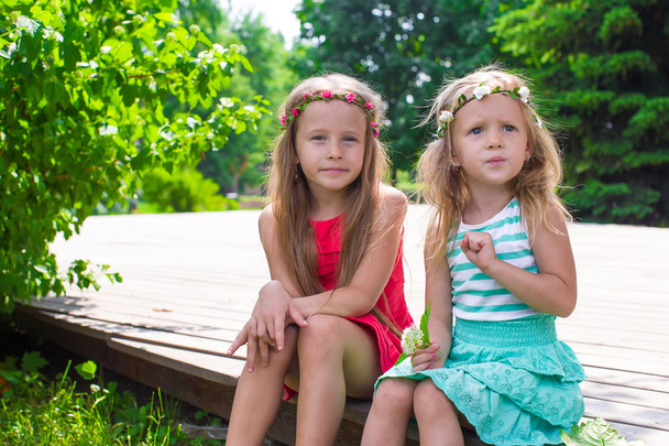 Heureuses adorables petites filles profitant d'une chaude journée d'été
 - Photo, image