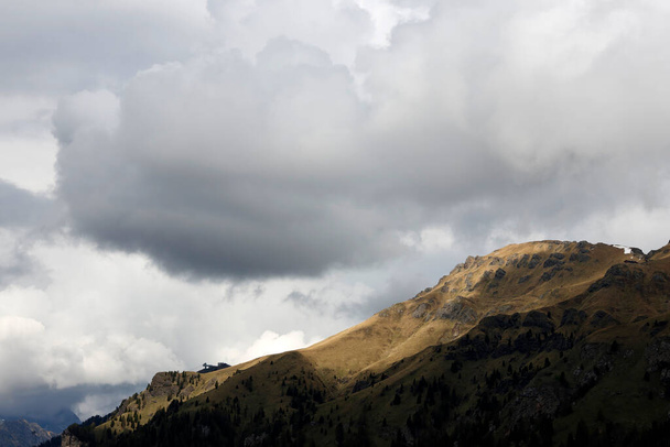 Paesaggio alpino tempestoso nelle Dolomiti, Marmolada, Italia, Europa - Foto, immagini