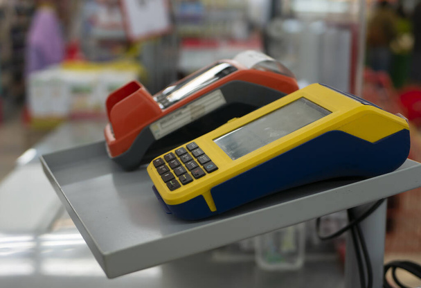 Машины EDC или электронные машины для сбора данных для оплаты продуктов питания в супермаркете в Джокьякарте, Индонезия. - Фото, изображение
