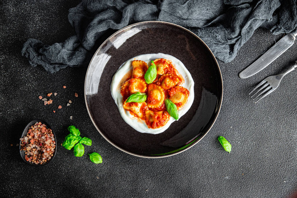 ravioles mariscos salsa de tomate comida italiana segundo plato comida snack en la mesa copiar espacio comida fondo rústico vista superior - Foto, imagen