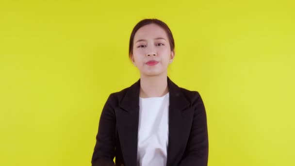 Retrato joven mujer de negocios asiática infeliz y enojada sobre fondo amarillo, expresión y emoción, mujer de negocios molesta y preocupada, agresiva y ansiedad, estrés femenino y deprimida. - Metraje, vídeo