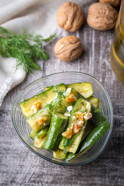 Green zucchini salad with walnuts and dill, Turkish appetizer - meze - Foto, imagen