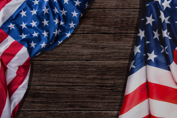 Stelle e strisce bandiera americana su sfondo in legno rustico, spazio copia. L'orgoglio del popolo americano. Simbolo di indipendenza, libertà e patriottismo negli Stati Uniti. - Foto, immagini