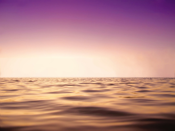 Мир море и фиолетовое небо на солнце установить время вблизи в качестве фона
 - Фото, изображение