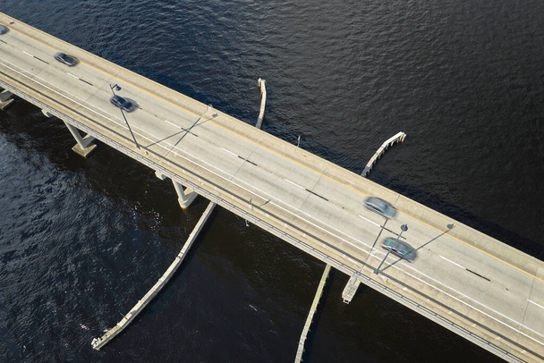 Barron Collier Bridge a Gilchrist Bridge na Floridě s pohyblivou dopravou. Dopravní infrastruktura v Charlotte County spojující Punta Gorda a Port Charlotte přes Peace River. - Fotografie, Obrázek