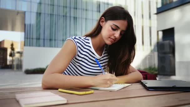Mujer hispana inspirada estudiando y escribiendo notas en la Universidad - Estudiante pensando y trabajando en un proyecto  - Metraje, vídeo