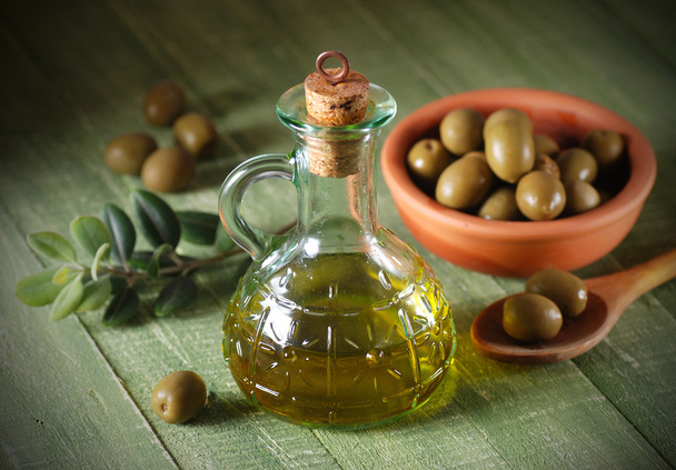 Aceite de oliva en botella de vidrio
 - Foto, imagen
