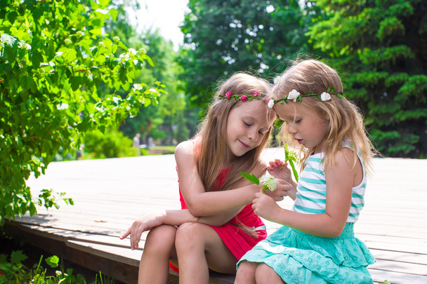 Щасливі чарівні маленькі дівчата насолоджуються теплим літнім днем
 - Фото, зображення