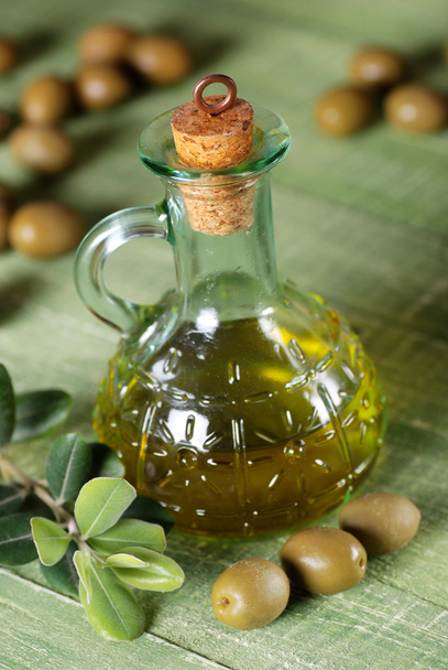 olijfolie in glazen fles - Foto, afbeelding