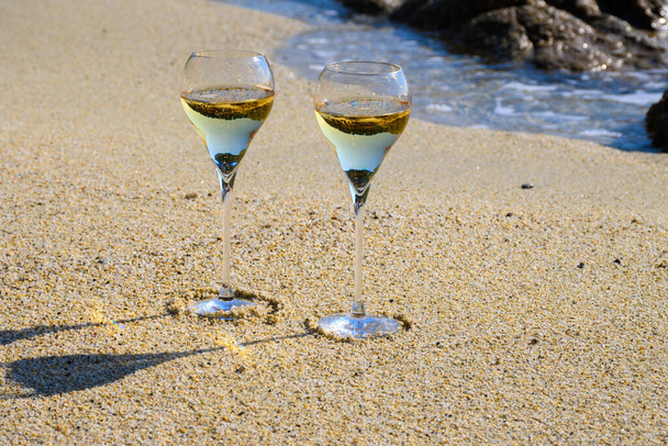 Kesäaika Provence, kaksi lasillista kylmää samppanjaa cremant kuohuviini hiekkarannalla lähellä Saint-Tropez aurinkoisena päivänä, Var osasto, loma Ranskassa - Valokuva, kuva