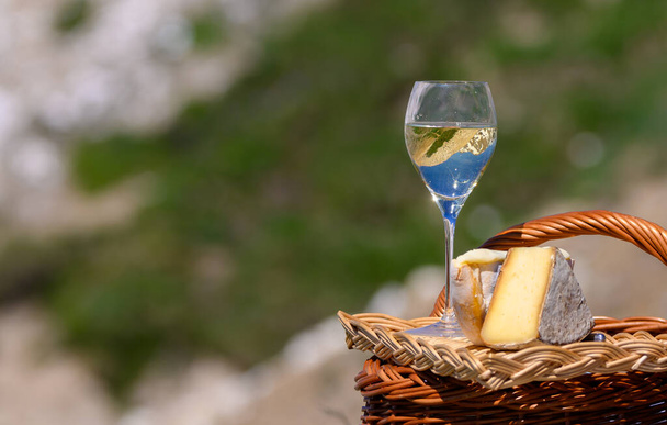 Sajt és bor, száraz fehér Roussette de Savoie vagy Vin de Savoie bor a Savoy régió tomme sajt szolgált Col du Galibier határ Savoy régió, Franciaország, kilátás az Alpok hegyek - Fotó, kép