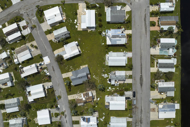 Наслідки сильних ураганних вітрів. Мобільні будинки в житловому районі Флориди з зруйнованими дахами. Наслідки стихійного лиха. - Фото, зображення