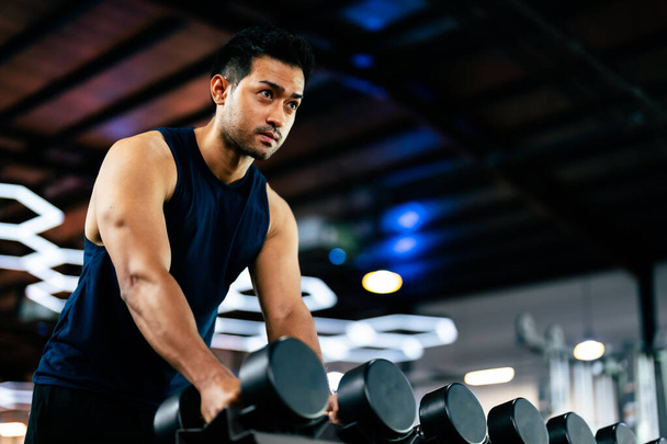 Νεαρός Ασιάτης που γυμνάζεται με τον Dumbbell σε ένα ζωντανό γυμναστήριο - Fitness and Wellness Concept for Active Lifestyle - Φωτογραφία, εικόνα
