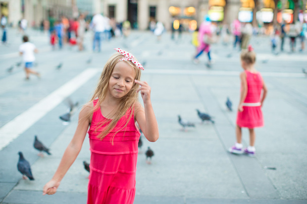 Όμορφο κοριτσάκι περπάτημα στην πλατεία μπροστά από το Duomo, Μιλάνο, Ιταλία - Φωτογραφία, εικόνα