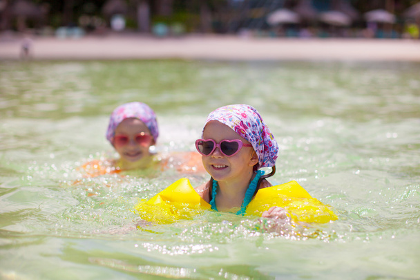 Suloisia pikkutyttöjä uimassa kirkkaassa meressä
 - Valokuva, kuva