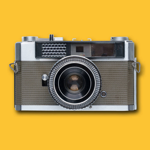 cámara de película antigua vintage sobre fondo amarillo con sombra - Foto, imagen