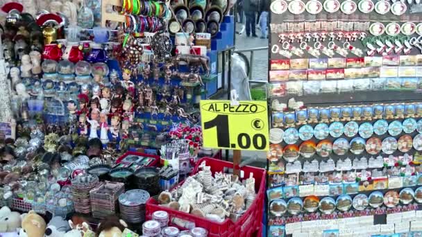 Pamiątkowe prezenty sklep stoisko rynku turystów w Rzymie-Roma - Materiał filmowy, wideo