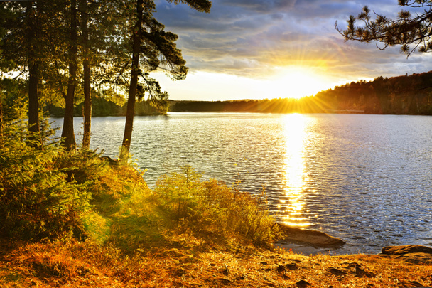 Puesta de sol sobre el lago - Foto, Imagen