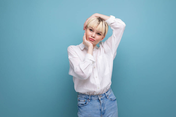 young beautiful blond office worker woman with bob hairstyle and dressed in white shirt isolated on blue background. - Photo, Image