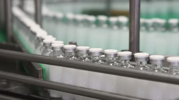 Flessen met drugs op de transportband regel in farmaceutische fabriek - Video