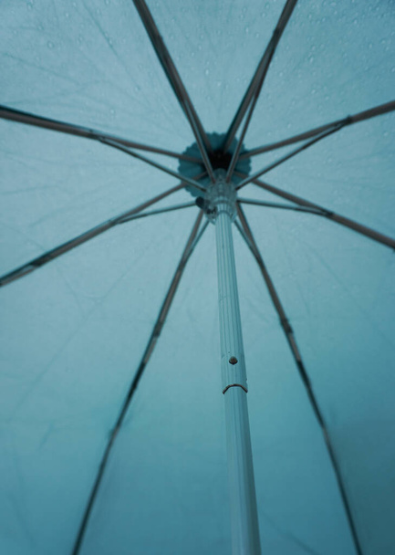 Pełne ujęcie niebieskiej parasolki  - Zdjęcie, obraz
